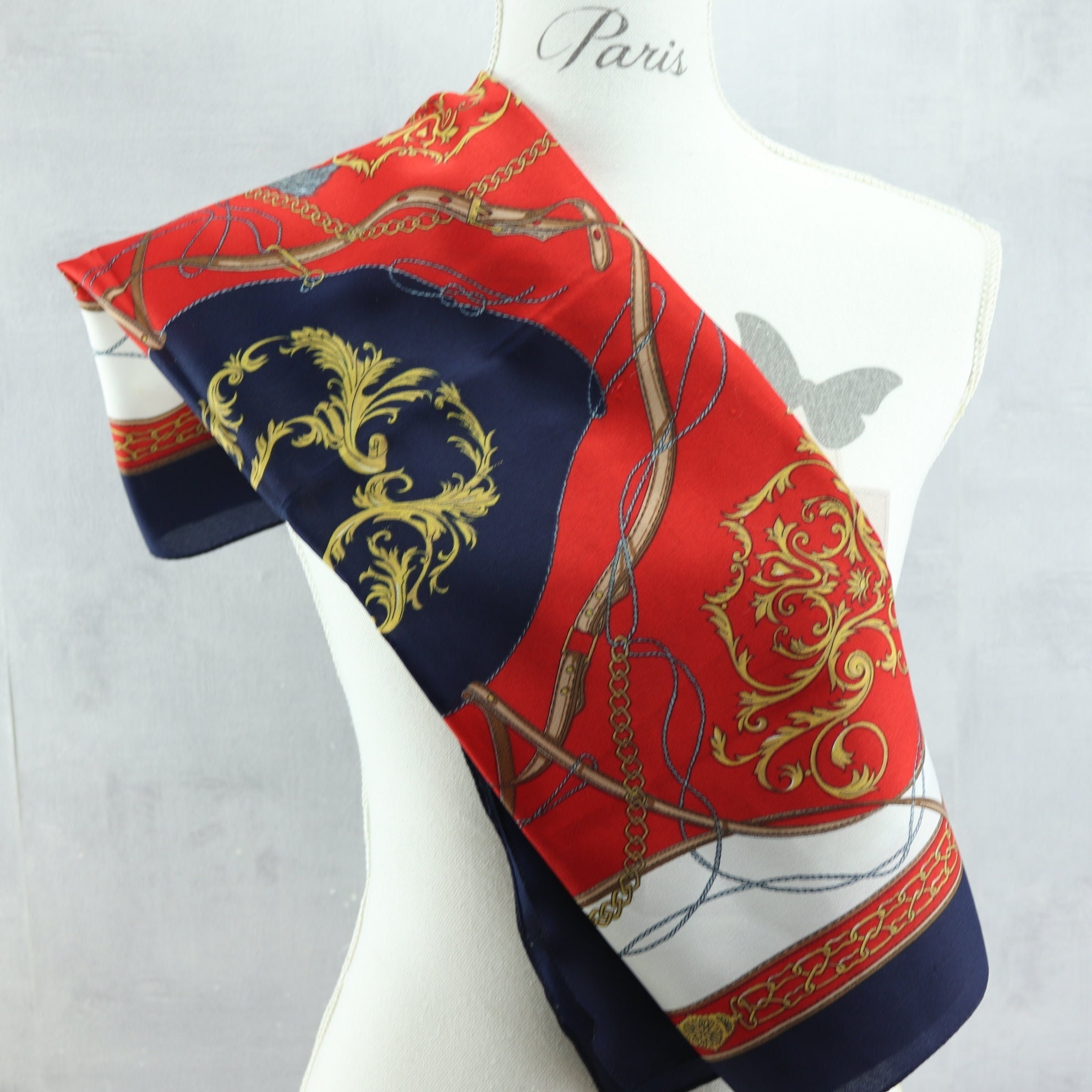 FOULARD CARRÉ DE soie vintage - décor de sabres KATANA en rouge et bleu marine EUR 38,00 - FR