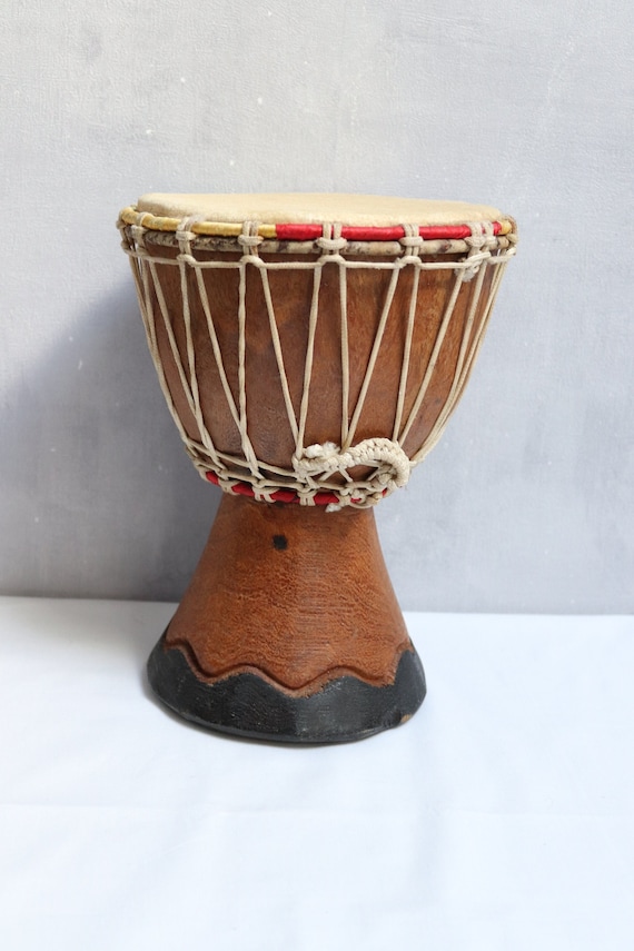 Instrument de musique à percussion africain décoratif en bois sculpté et  cuir original, Djembé décoratif ancien -  France