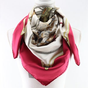 Foulard carré Hermès vintage "Le Laisser Courre", ancien et authentique foulard Hermes  en soie, carré en soie fine pour femme avec sa boite