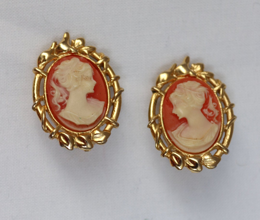 Vintage cameo Clip Earrings in Gold Metal, Old Earrings Set With a