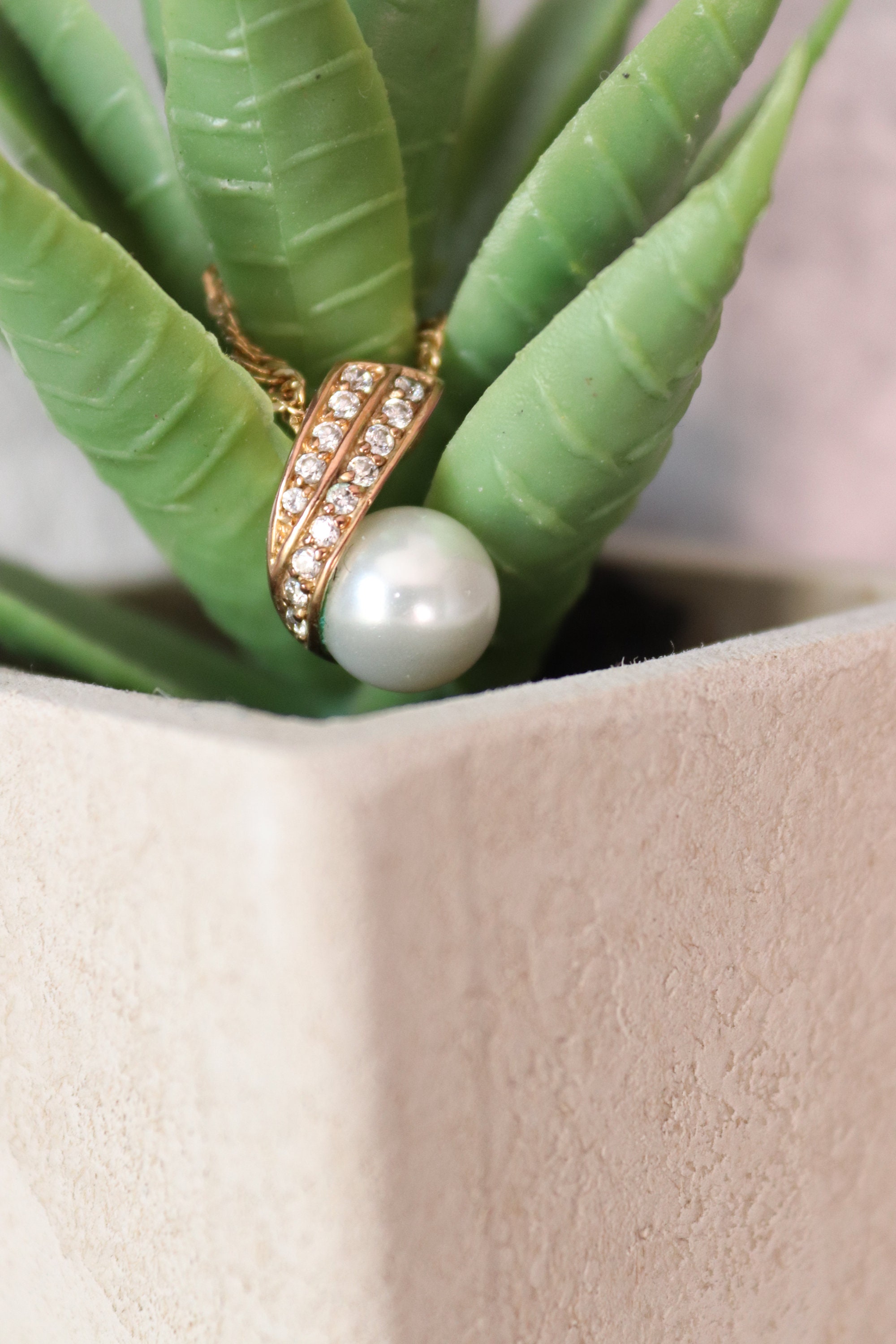 Collier perles eau douce blanche pendentif éventail serti plaqué or
