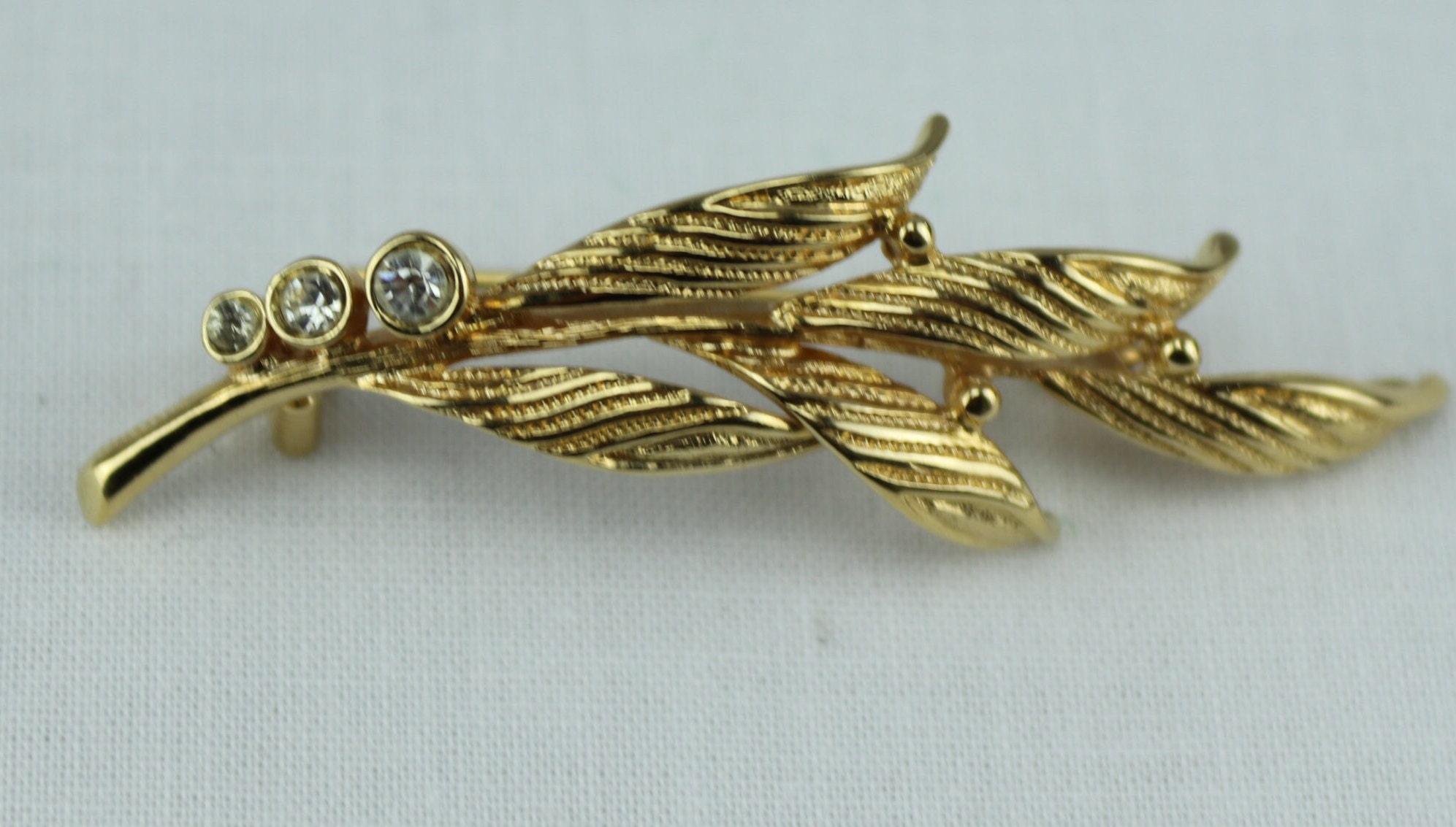 Broche Vintage En Métal Doré Délicatement Ouvragée - Matière Pierre - Occasion