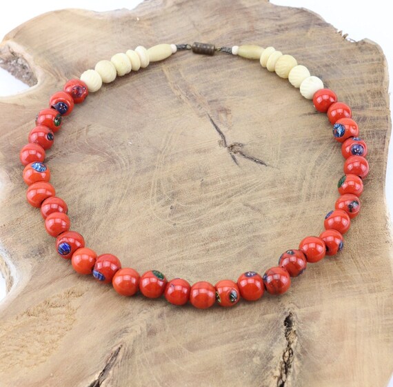 un collier en perles rondes et pyramide Canton Vaud
