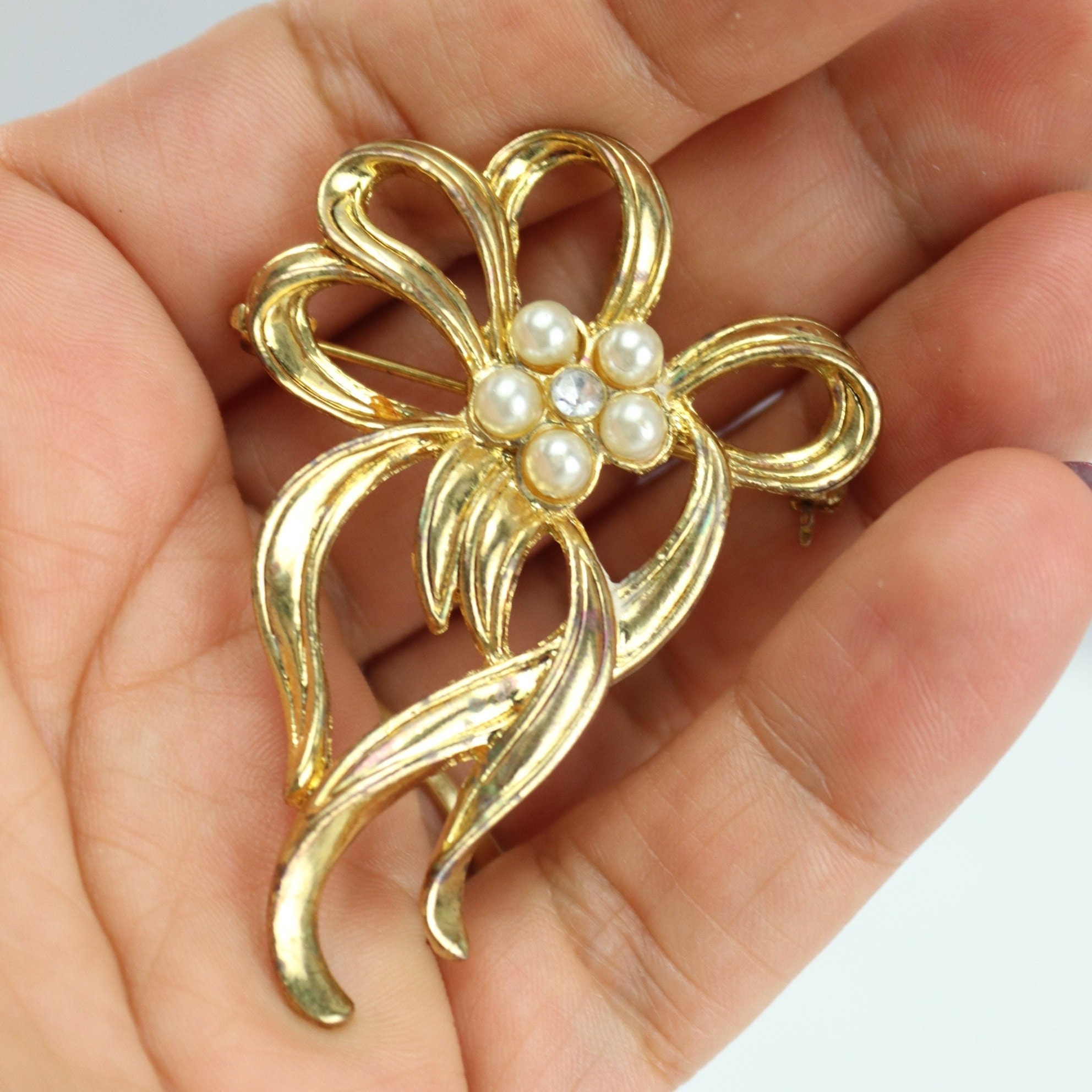 Broche Vintage Métal Doré – Style Rétro, Artisanat Unique