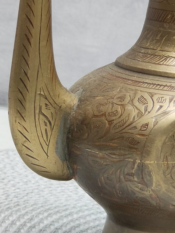 彫刻が施された真鍮のヴィンテージティーポット、伝統的なインドの彫刻