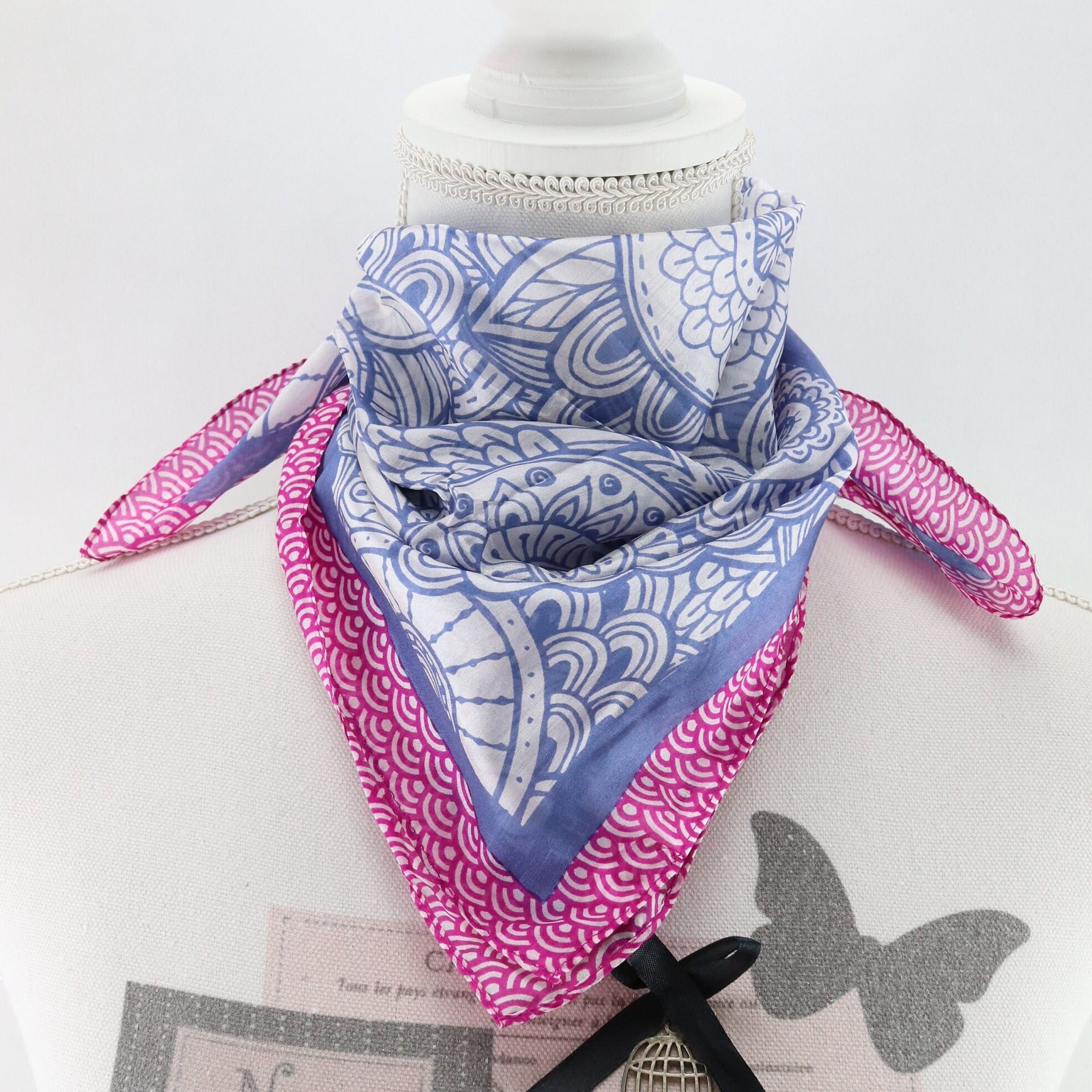 Foulard écharpe En Soie Vintage Motifs Parade Fanfare - Modèle FO400 - Très Bon état
