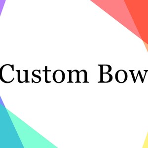 Può includere: Sfondo bianco con la scritta "Custom Bow" in nero. Lo sfondo presenta forme geometriche colorate in tonalità di viola, blu, rosso, arancione e giallo.