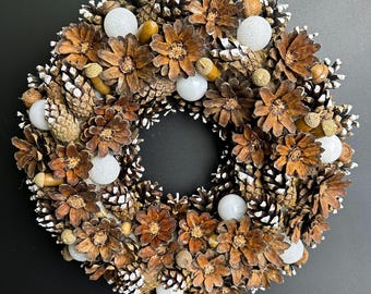 Corona navideña de piñas: decoración rústica para puerta de invierno (13 pulgadas)