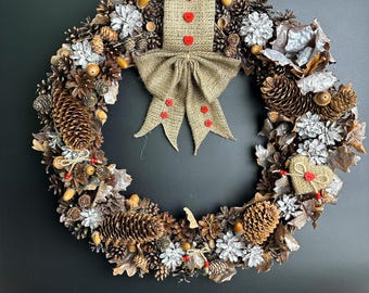 Corona de piña hecha a mano: decoración rústica para puerta con lazo de arpillera (55 cm)
