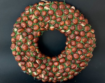 Rustikaler weihnachtlicher Türkranz mit Kastanien