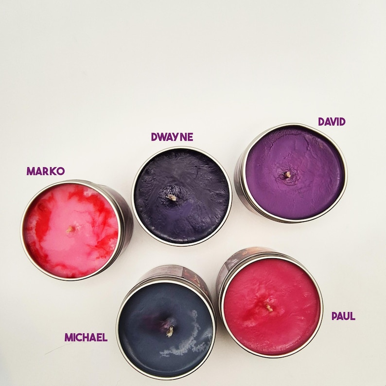 Peut inclure: Six bougies dans des bo&icirc;tes en argent avec de la cire de diff&eacute;rentes couleurs. Les bougies sont &eacute;tiquet&eacute;es "Marko", "Dwayne", "David", "Michael", "Paul".