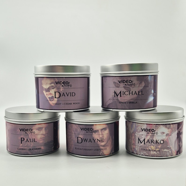 Peut inclure: Cinq bo&icirc;tes de bougies en argent avec des &eacute;tiquettes noires et blanches. Chaque bo&icirc;te pr&eacute;sente le visage et le nom d'une c&eacute;l&eacute;brit&eacute; masculine diff&eacute;rente, ainsi qu'une description de son parfum. Les parfums sont : David - Violette & Bois de c&egrave;dre, Michael - &Eacute;pices & Vanille, Paul - Cerise & M&ucirc;re, Dwayne - Cassis & R&eacute;glisse, et Marko - Bouteilles de Cola.