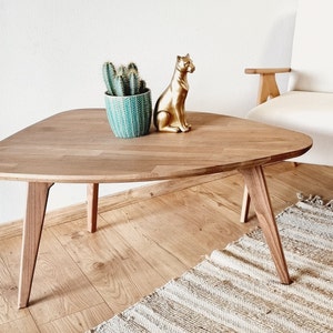 Handgemachter Mid Century Couchtisch: Massiv Buchenholz, Plektrum Form