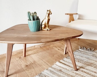 Table basse du milieu du siècle, table basse vintage faite main dans notre boutique, plusieurs taches de bois, consultez notre boutique pour plus de meubles vintage !