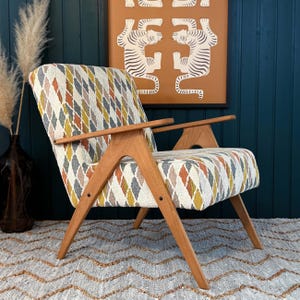 Mid-Century Holz Sessel, Akzent Lounge Sessel in buntem Stoff | Handgefertigtes Retro Sitzmöbel