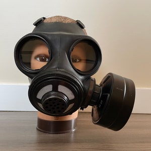 Brand New Condition Canadian C3 Bump Nose Gas Mask With New -