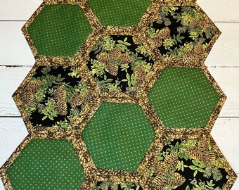 Farmhouse Christmas Table Runner: Rustic Pine Cone Quilted Decor
