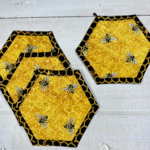 Bee decor / honey bee decoration / set of coasters / quilted coasters / bee lover&#39;s gift / bee home decor / handmade decoration / honeycomb