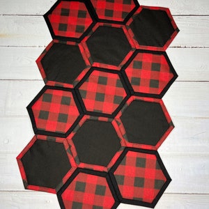 Buffalo plaid table runner / buffalo check table decor / quilted table runner / holiday table decor / farmhouse table runner / farm table