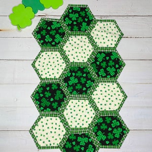 St. Patrick’s Day quilted table runner / shamrock table decor / shamrock decor / St.  Paddys day / quilted runner / Irish table runner