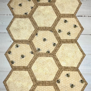 Bee decor / quilted table runner  / table topper / honey bee decoration / bee lovers gift / honeycomb decor / bee home decor