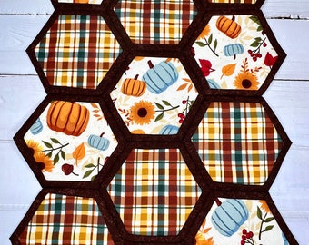 Fall home decor  / fall table runner /  pumpkin decoration / farmhouse decor / kitchen decor / handmade fall decor / quilted fall runner