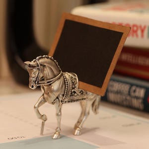 Porta-cartões de lugar banhado a prata SABERA em formato de cavalo – Decoração elegante para mesa de casamento, presente equestre, porta-cartões de latão, lembrancinha de festa