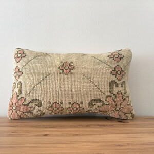 Ręcznie tkana poszewka na poduszkę lędźwiową w stylu kilim, zabytkowy turecki dywan (12x20)