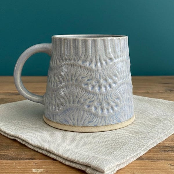 Caneca de tricô texturizado com renda, formato cônico, esmalte lilás, 473 ml