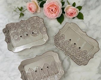 Jabonera o esponjosa texturizada con drenaje, esmalte gris-blanco, hecha a mano.