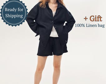 Stor långärmad linneblus med knappar i grönt, vitt, blått, rosa och andra färger. Tillverkad av 100 % stentvättat naturligt linne.
