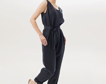 Lös linnejumpsuit med fickor i grönt, vitt, blått, rosa och andra färger. Tillverkad av 100 % stentvättat naturligt linne.
