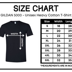 Pu&ograve; includere: Tabella delle taglie per una T-shirt in cotone pesante unisex Gildan 5000. La tabella mostra le misure di larghezza e lunghezza in pollici per le taglie S a 5XL.