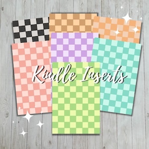 Può includere: Set di 8 disegni di carta digitale stampabili con motivi a scacchi in vari colori, tra cui bianco e nero, pesca, verde chiaro, blu chiaro e lavanda. Il testo "Kindle Inserts" è visibile al centro dell'immagine.