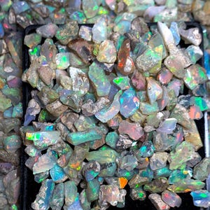 AAA-Grad natürlicher äthiopischer Regenbogen-Feuer-Welo-Opal-Stein, der rauen lose Edelstein für Schmuck - Oktober Birthstone macht