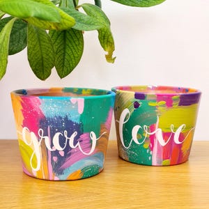 Set 2x kleine handbemalte Blumentöpfe – „grow“ & „love“ – bunte Pflanztöpfe, Geschenk für Pflanzenliebhaber, Deko, Fensterbank, Mini Pflanze