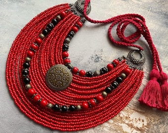 Collier rouge Collier traditionnel ukrainien Bijoux Céramique ethnique Collier à plusieurs rangs de perles de verre anciennes avec médaillon