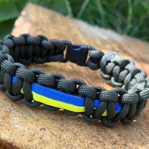 Ukrainskt patriotiskt armband Oliv med ukrainsk flagga i mitten Handgjort Stöd Ukraina Hjälp Ukrainare att stanna med Ukraina Rädda Ukraina