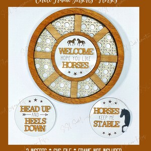 Peut inclure: Un ensemble d'inserts de cadre circulaire en bois sur le thème des chevaux. L'ensemble comprend un grand cadre circulaire avec un motif décoratif et trois inserts plus petits avec du texte et des graphiques liés aux chevaux. Le texte comprend "Welcome, Hope You Like Horses", "Head Up and Heels Down", et "Horses Keep Me Stable".