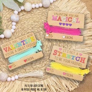 以下が含まれることがあります： ユニコーンとカラフルな伸縮おもちゃが付いたバレンタインデーカード3枚。カードは茶色で白いハートと「バレンタイン、あなたは魔法使い」「ぎゅっと押して、引っ張って、ねじって、曲げて、バレンタイン、あなたは最高の友達です！」「あなたの友達になるのは簡単です！」というテキストが書かれています。