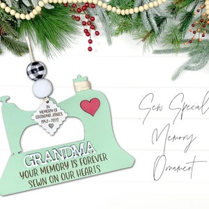 Ornement de mémoire de couture de grand-mèreSignature SVG, Enseigne SVG de couture de grand-parent, Ornement de grand-mère cousu sur nos cœurs, Ornement du Souvenir Grand-mère