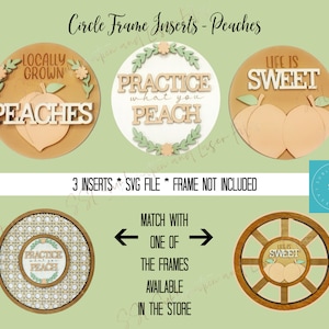Puede incluir: Tres insertos de marco circular con temática de melocotón con el texto "Locally Grown Peaches", "Practice What You Peach" y "Life is Sweet". Los insertos están hechos de madera y tienen un aspecto rústico. El texto está en fuente blanca. Los insertos se muestran sobre un fondo verde. El texto "3 Inserts * SVG File * Frame Not Included" también se muestra en la imagen.