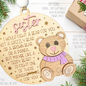 Divertido hermana adorno de Navidad svg archivo láser, mejor amigo adorno de Navidad archivo svg, lucha contra un adorno de oso, adorno sarcástico archivo SVG