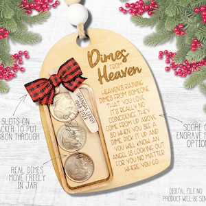 Könnte beinhalten: Holz-Anhänger mit einem Glasgefäß, das echte Zehn-Cent-Stücke enthält. Der Anhänger ist mit einer rot-schwarzen Karoband Schleife verziert und trägt den Text "Dimes from Heaven" und "Heaven's raining dimes from someone that you love. It's really no coincidence they come from up above. So when you see a dime pick it up and you will know, an angel is looking out for you no matter where you go." Der Anhänger trägt auch den Text "Grandpa Leroy 1968-2023".