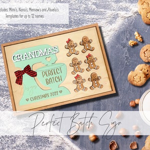 Puede incluir: Un letrero de madera con un recorte de una batidora de pie y el texto "Grandma's Perfect Batch Christmas 2022". También hay recortes de hombres de jengibre con nombres en ellos.
