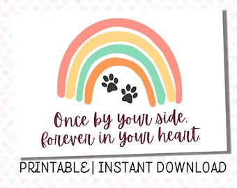 Peut inclure: Une carte blanche avec un arc-en-ciel coloré, deux empreintes de pattes noires et le texte "Once by your side, forever in your heart." Les mots "PRINTABLE | INSTANT DOWNLOAD" sont en bas.