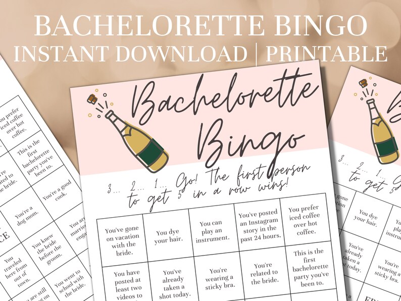 K&ouml;nnte beinhalten: Druckbares Bachelorette-Bingo-Spiel mit Champagnerflaschen-Illustrationen. Das Spiel enth&auml;lt Bingokarten mit verschiedenen Aufforderungen und dem Text "Bachelorette Bingo" oben. Das Spiel ist f&uuml;r den sofortigen Download konzipiert.