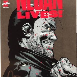 Può includere: Una copertina di fumetto con un primo piano del viso di un uomo con schizzi di sangue. Il titolo "Negan Lives!" è in grandi lettere rosse. Il fumetto è il numero 1 della serie "Negan Lives".