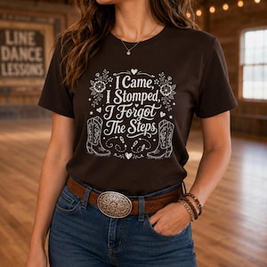 カウガールラインダンスグラフィックTシャツ – 「来た、踏み鳴らした、ステップを忘れた」おもしろウエスタンTシャツ