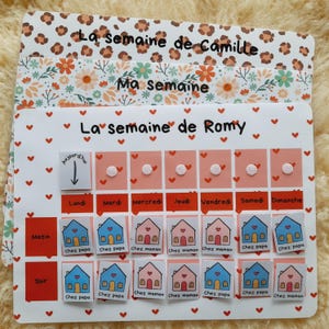 Peut inclure: Un ensemble de trois tableaux d'emploi du temps hebdomadaires colorés. Le tableau supérieur a un motif léopard et le texte "La semaine de Camille". Le tableau du milieu a un motif floral et le texte "Ma semaine". Le tableau inférieur a un motif de cœur et le texte "La semaine de Romy".